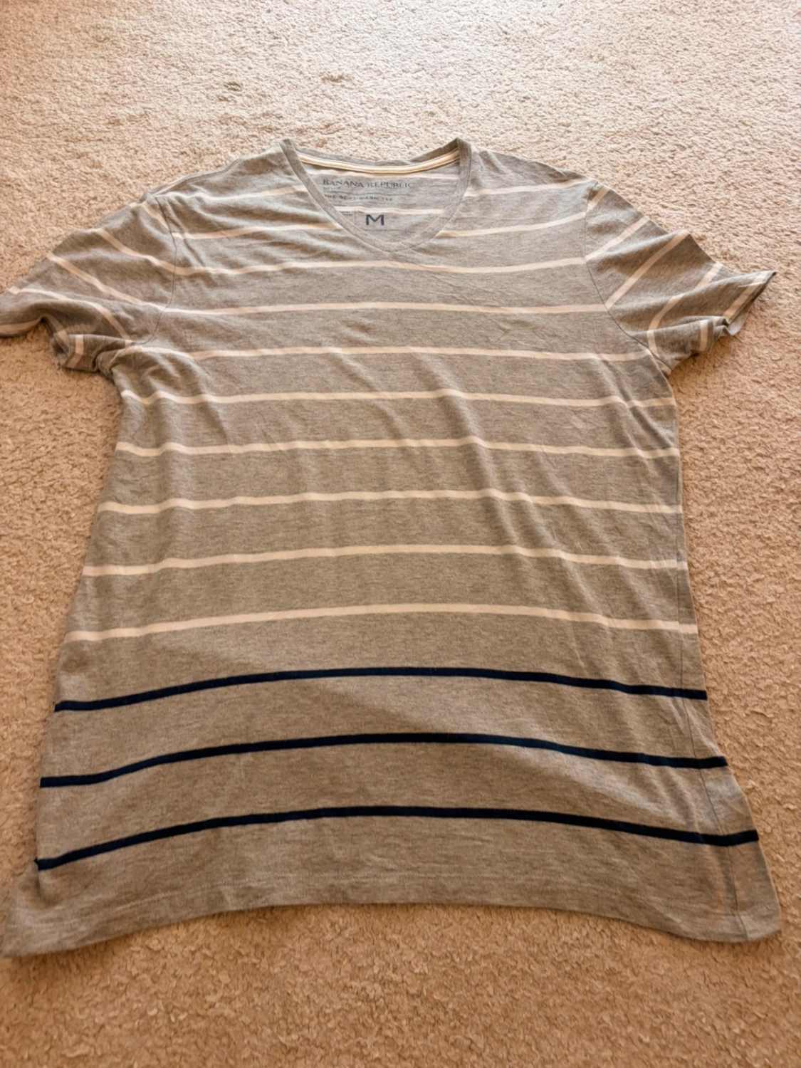 🎽 T-shirt Banana Republic Col V à Rayures Gris/Blanc/Marine - Nautique & Décontracté