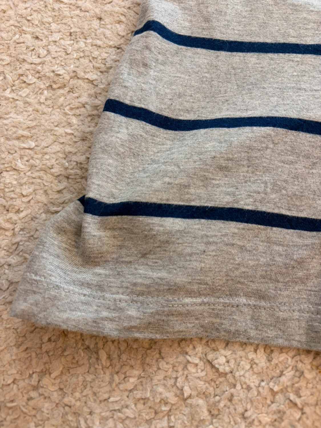 🎽 T-shirt Banana Republic Col V à Rayures Gris/Blanc/Marine - Nautique & Décontracté