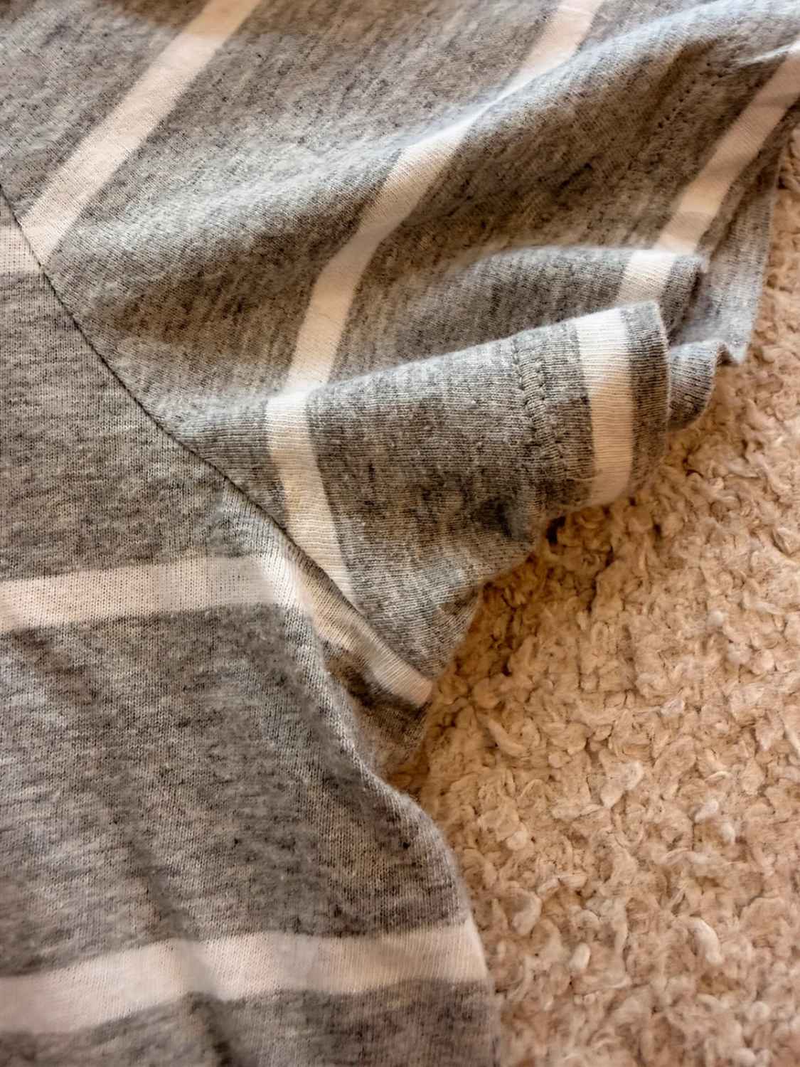 🎽 T-shirt Banana Republic Col V à Rayures Gris/Blanc/Marine - Nautique & Décontracté