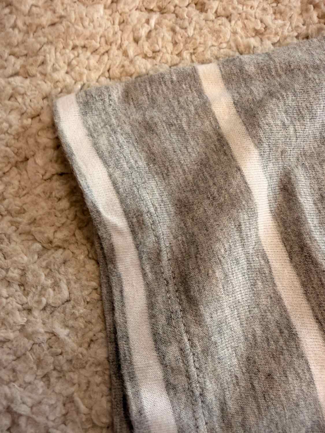 🎽 T-shirt Banana Republic Col V à Rayures Gris/Blanc/Marine - Nautique & Décontracté