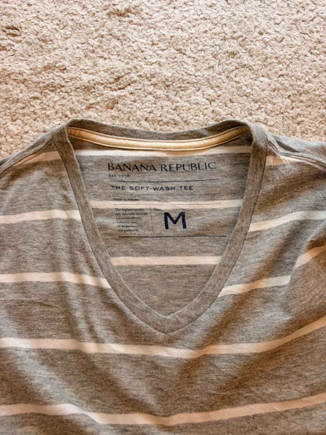 🎽 T-shirt Banana Republic Col V à Rayures Gris/Blanc/Marine - Nautique & Décontracté