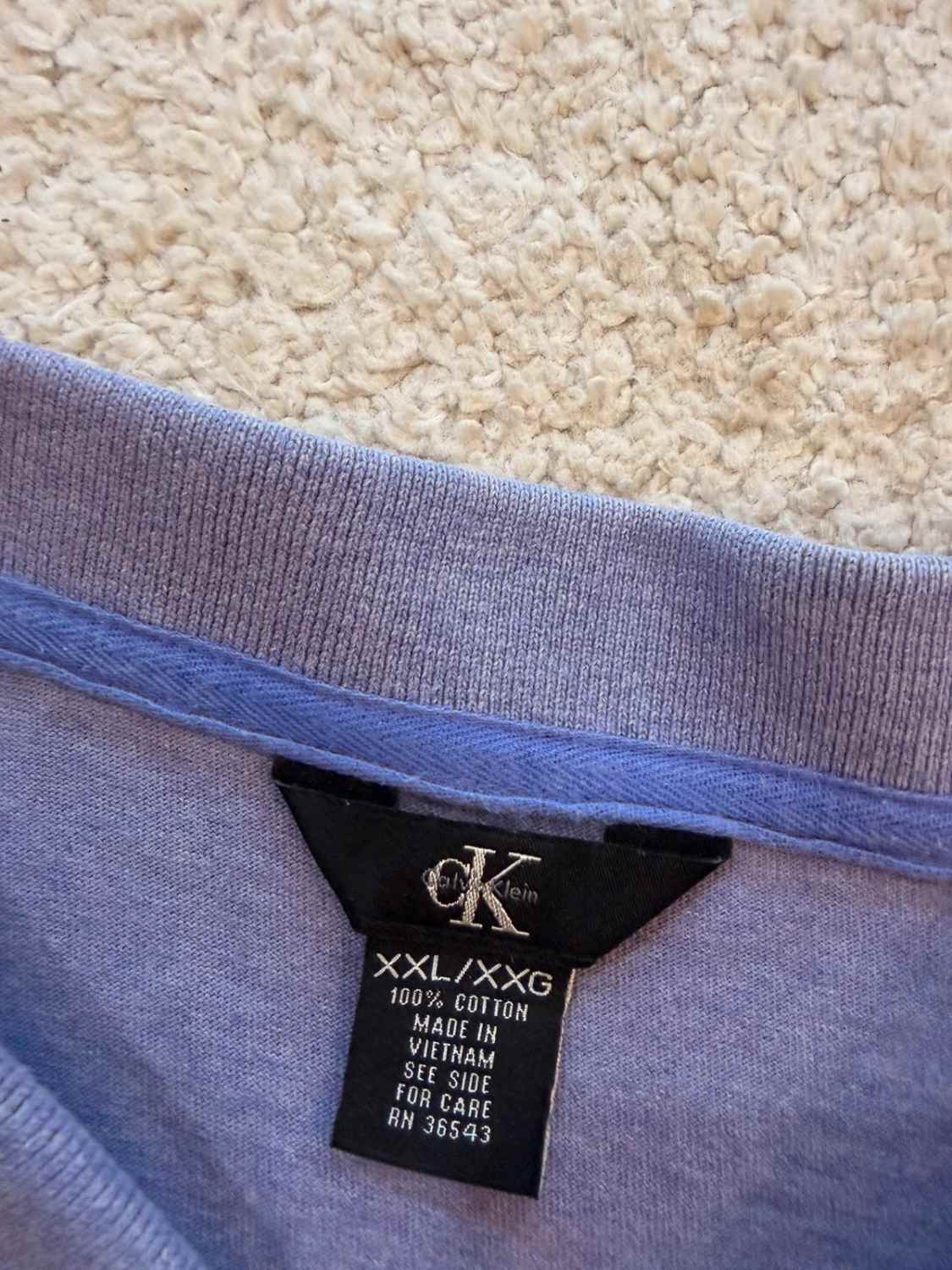 💜 Polo Calvin Klein Lilas/Gris - Minimalisme & Coupe Moderne