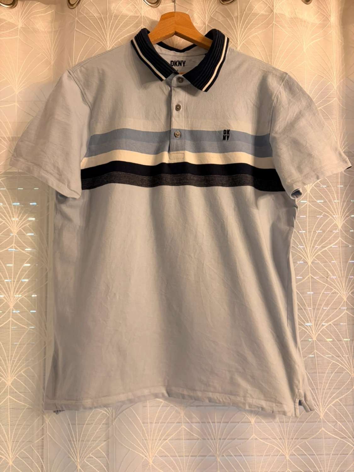 🔵 Polo DKNY à Rayures Bleu Clair/Noir - Urbain & Sophistiqué