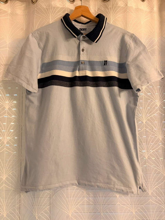 🔵 Polo DKNY à Rayures Bleu Clair/Noir - Urbain & Sophistiqué
