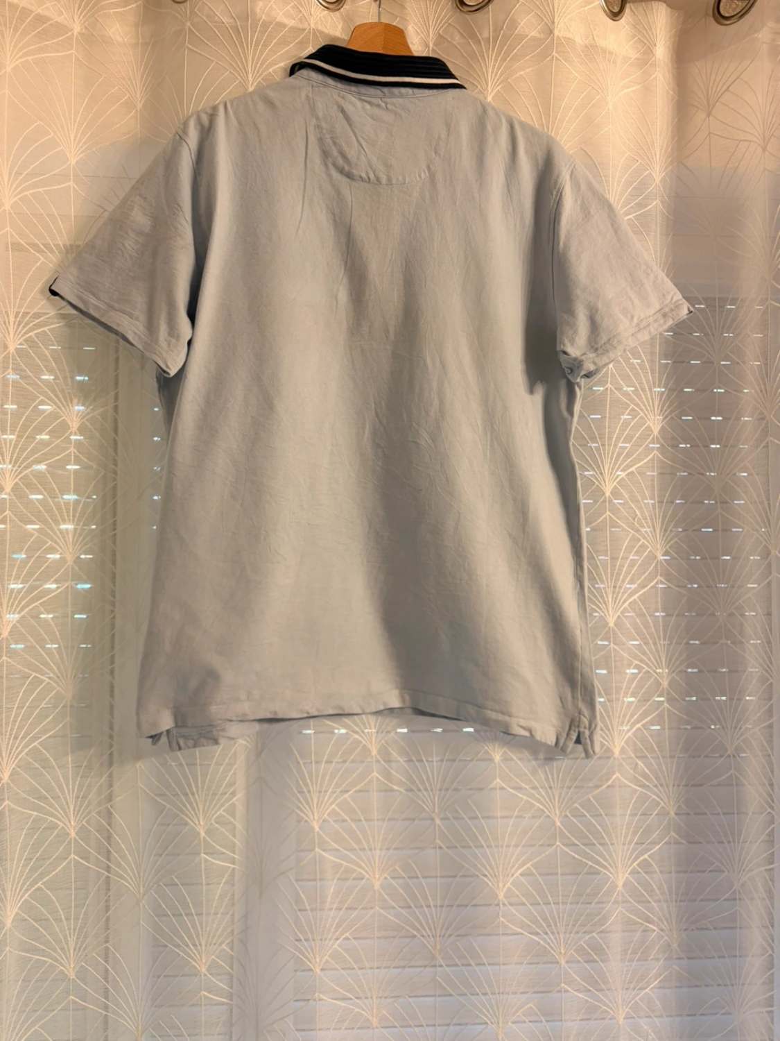 🔵 Polo DKNY à Rayures Bleu Clair/Noir - Urbain & Sophistiqué