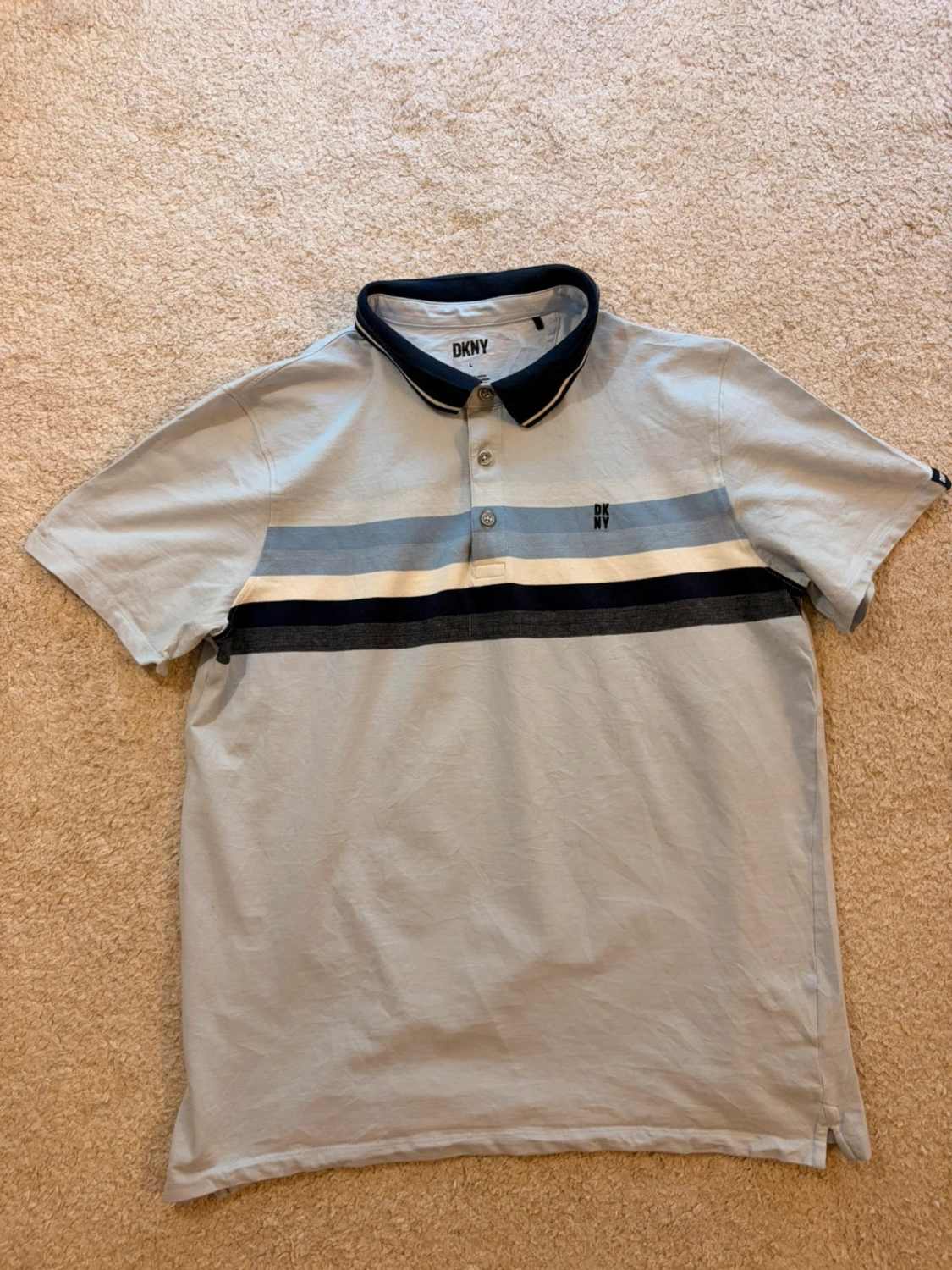 🔵 Polo DKNY à Rayures Bleu Clair/Noir - Urbain & Sophistiqué