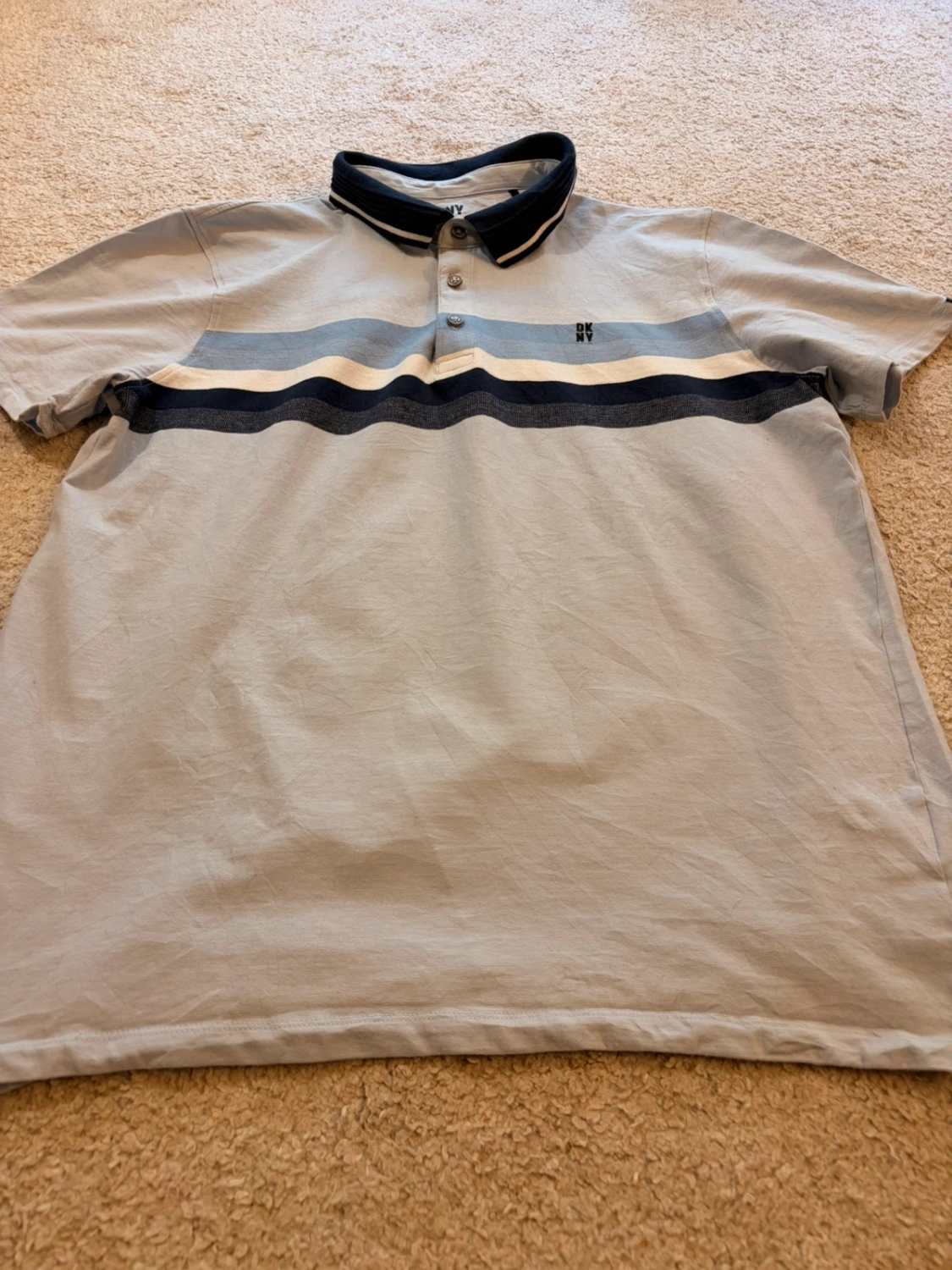 🔵 Polo DKNY à Rayures Bleu Clair/Noir - Urbain & Sophistiqué
