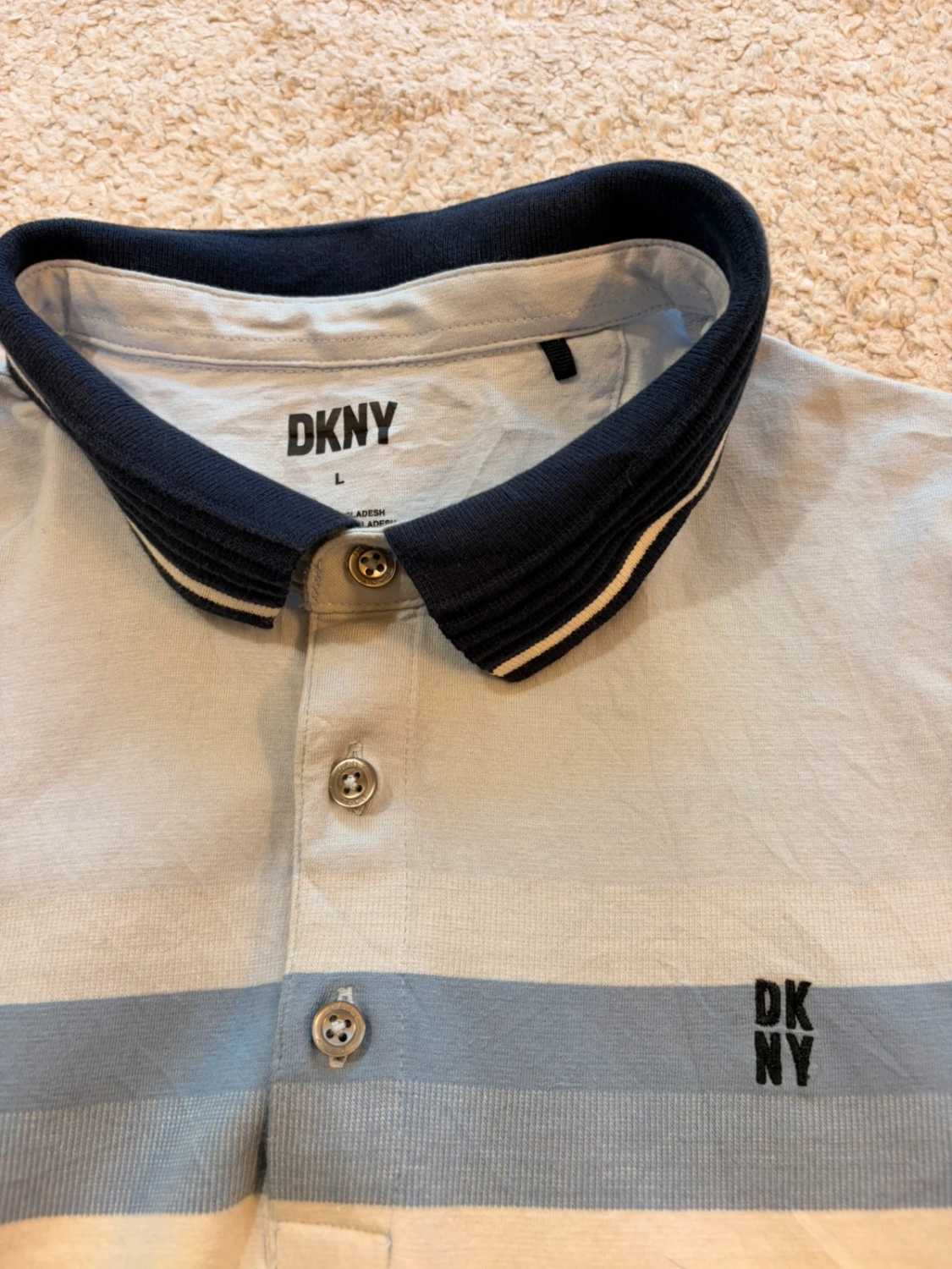 🔵 Polo DKNY à Rayures Bleu Clair/Noir - Urbain & Sophistiqué