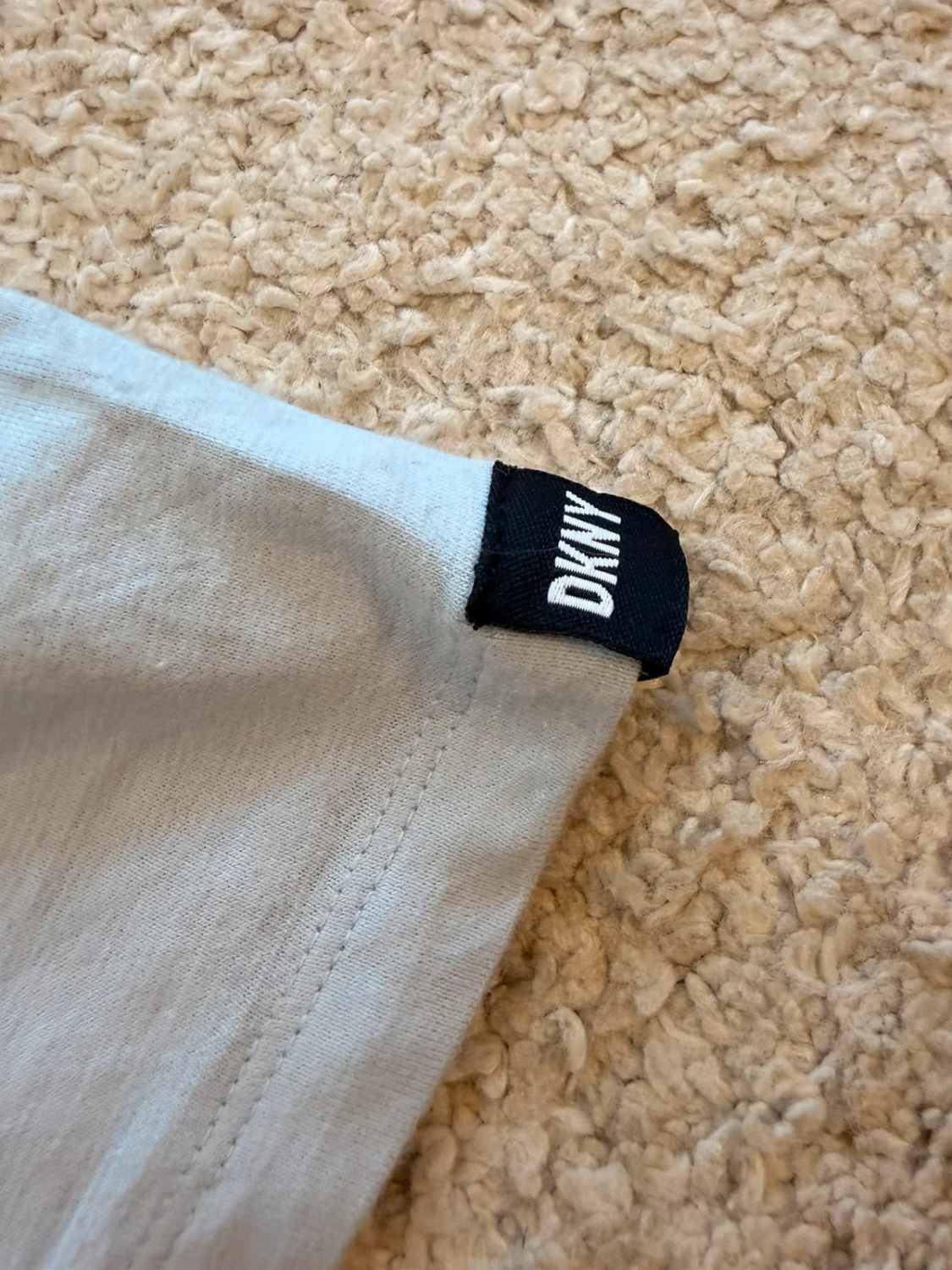 🔵 Polo DKNY à Rayures Bleu Clair/Noir - Urbain & Sophistiqué
