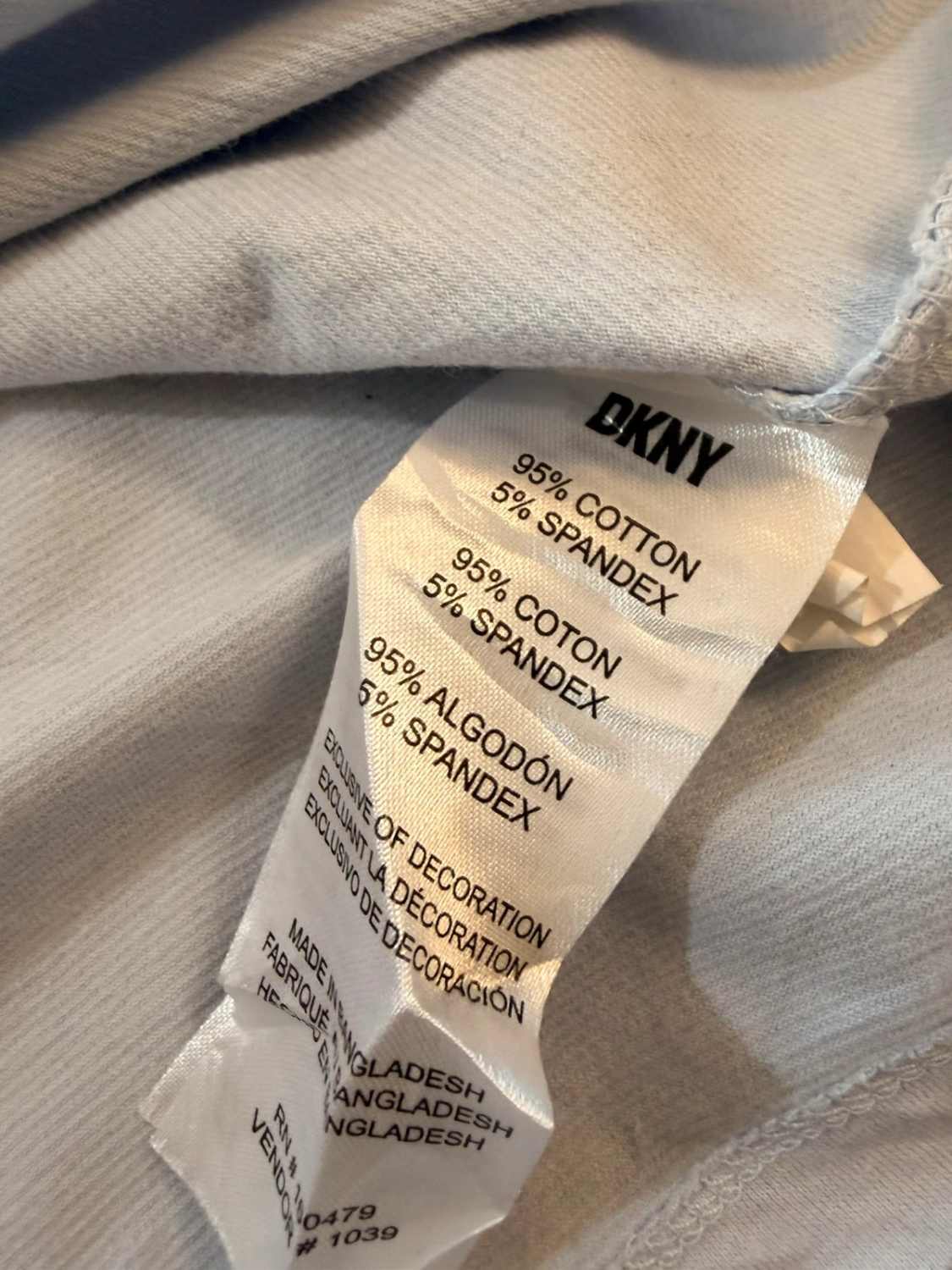 🔵 Polo DKNY à Rayures Bleu Clair/Noir - Urbain & Sophistiqué