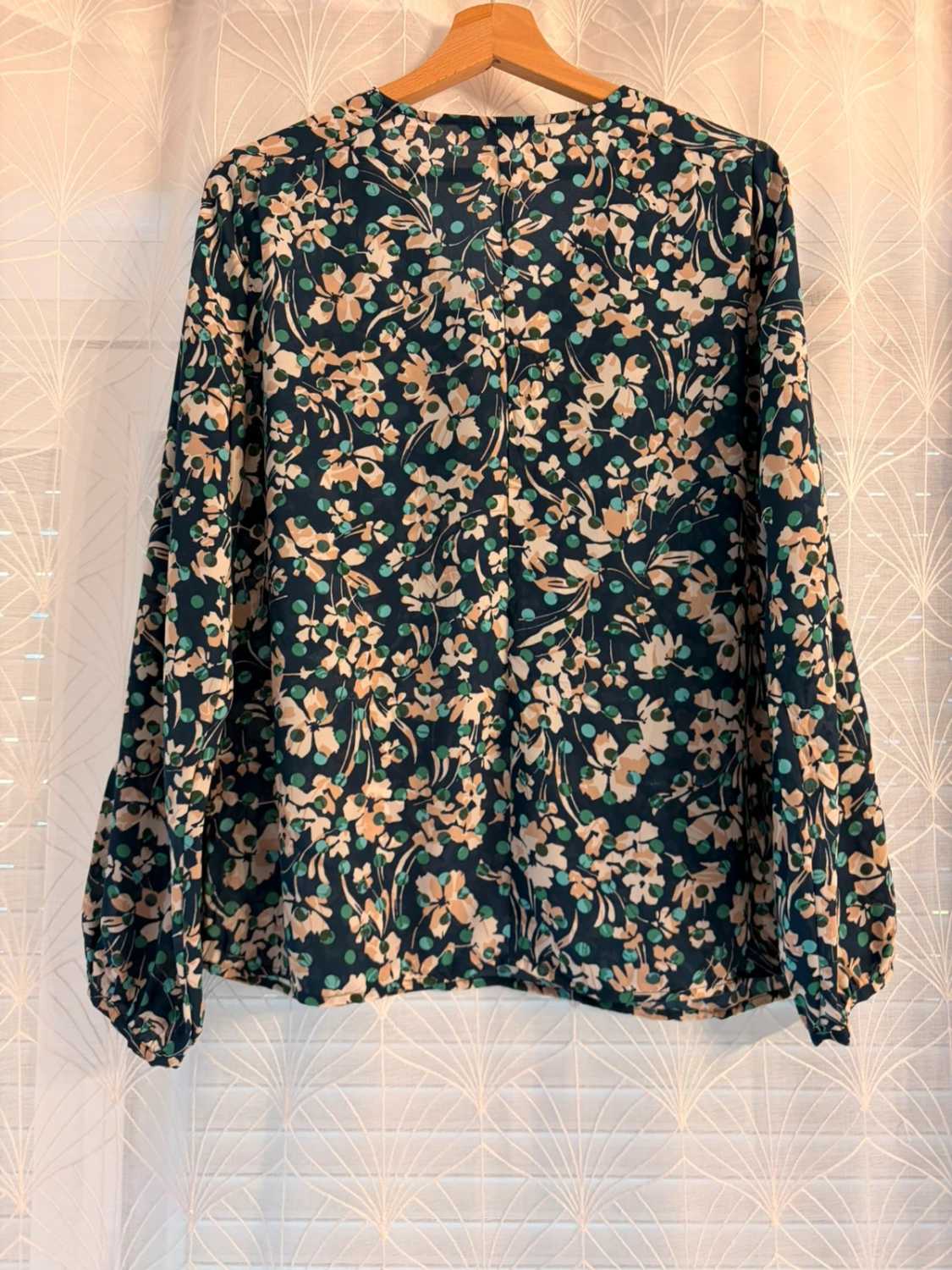 Blouse Banana Republic Col V Marine à Motif - Nature & Élégance
