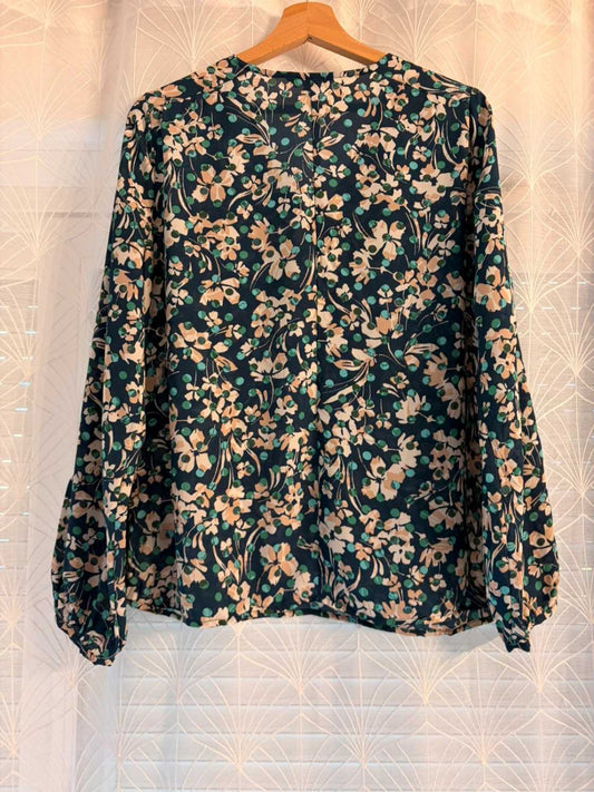Blouse fleurie vintage à manches longues, motif floral vert et beige sur fond noir, seconde main