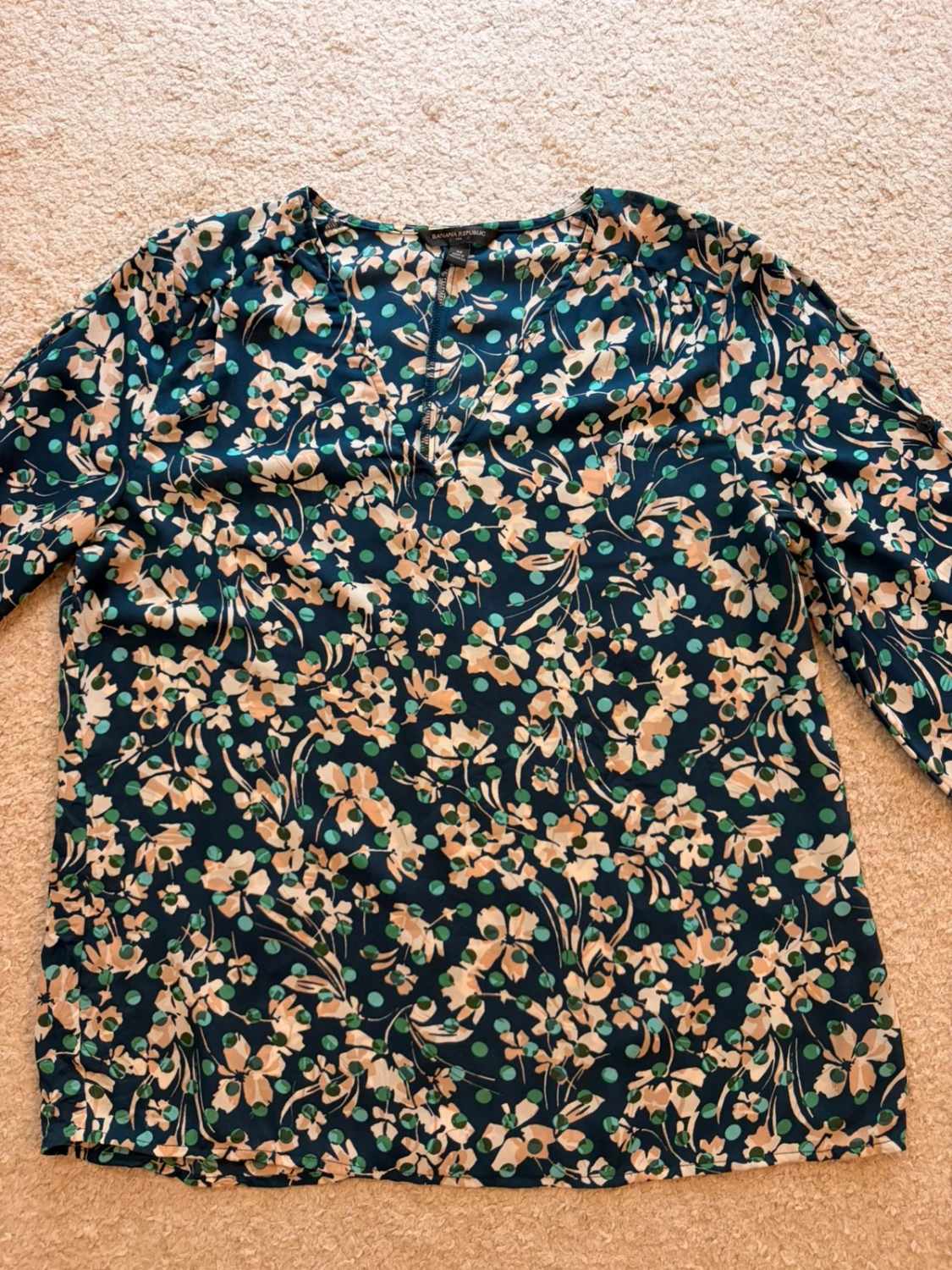 Blouse Banana Republic Col V Marine à Motif - Nature & Élégance