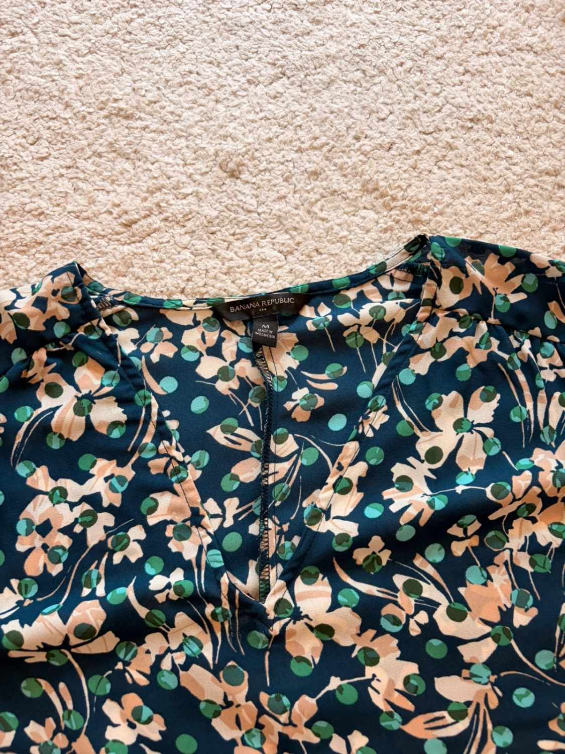 Blouse Banana Republic Col V Marine à Motif - Nature & Élégance