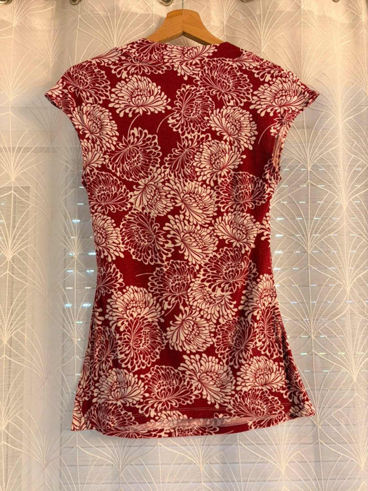 T-shirt rouge à motifs floraux blancs, vêtement seconde main élégant