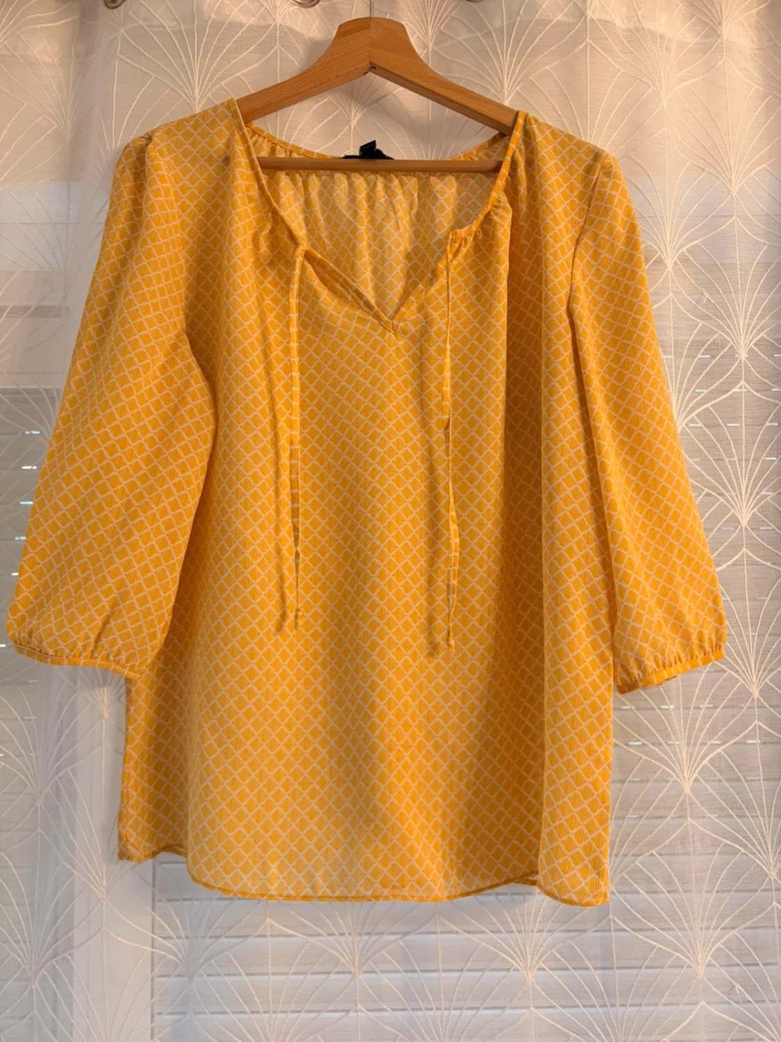 Blouse Banana Republic Col V Jaune/Blanc - Éclatante & Féminine