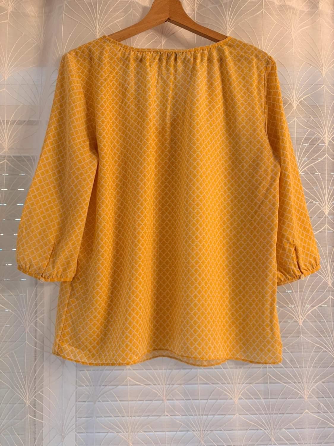 Blouse Banana Republic Col V Jaune/Blanc - Éclatante & Féminine
