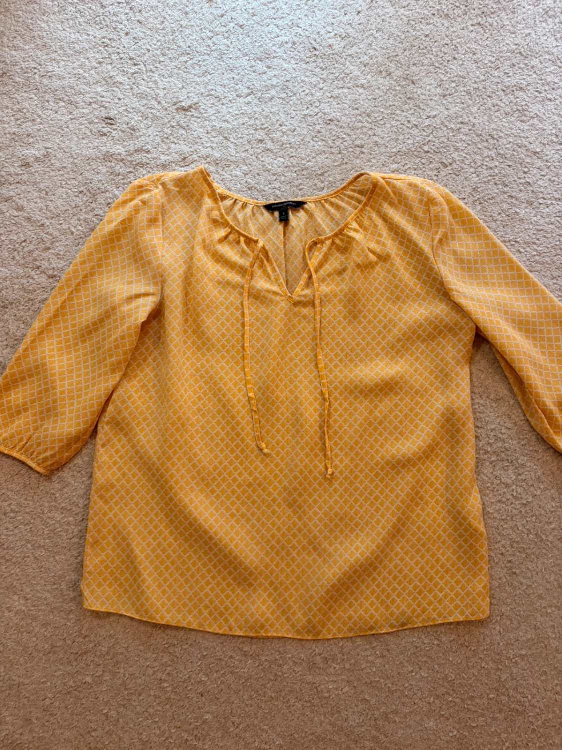 Blouse Banana Republic Col V Jaune/Blanc - Éclatante & Féminine