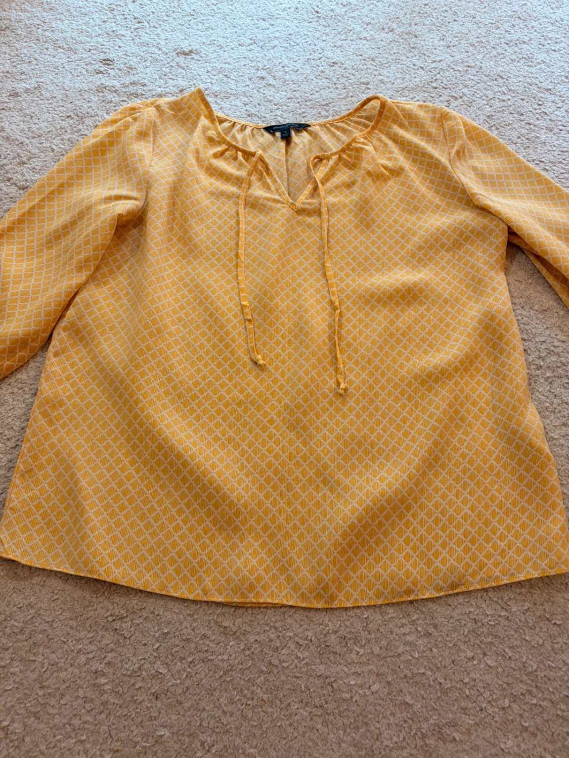 Blouse Banana Republic Col V Jaune/Blanc - Éclatante & Féminine