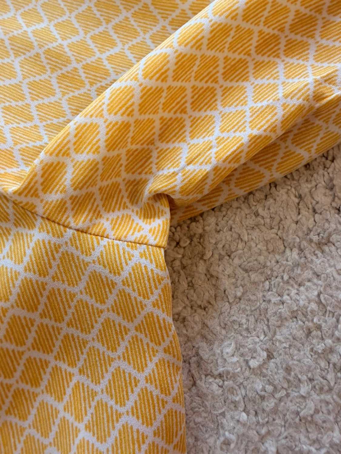 Blouse Banana Republic Col V Jaune/Blanc - Éclatante & Féminine