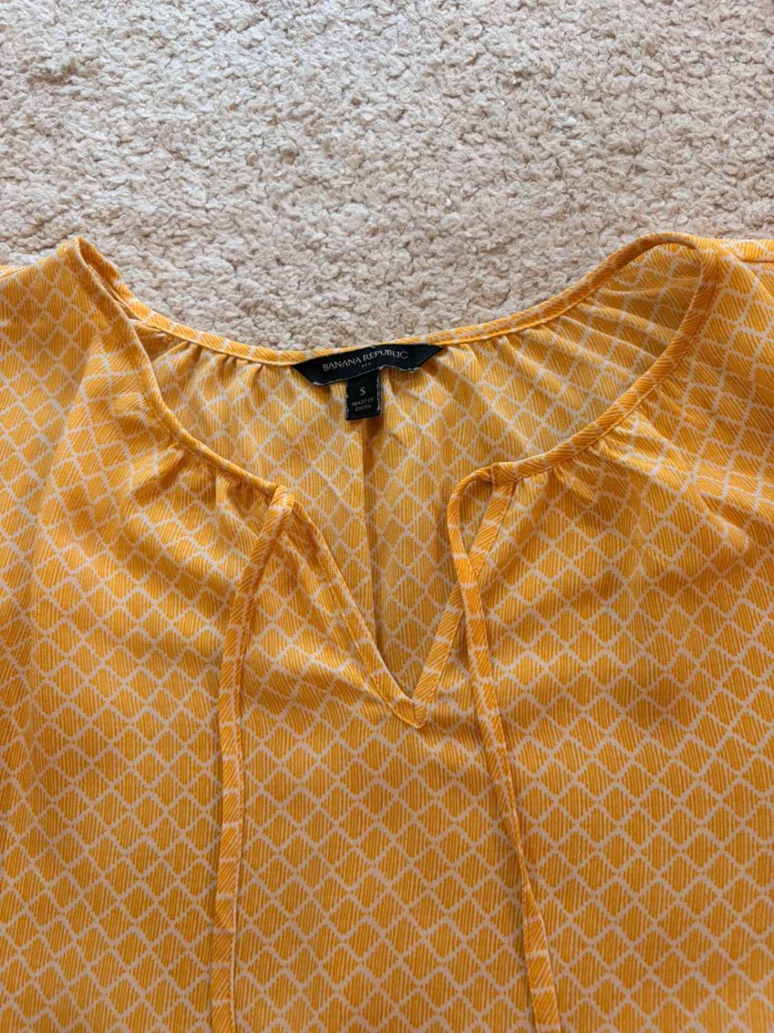 Blouse Banana Republic Col V Jaune/Blanc - Éclatante & Féminine