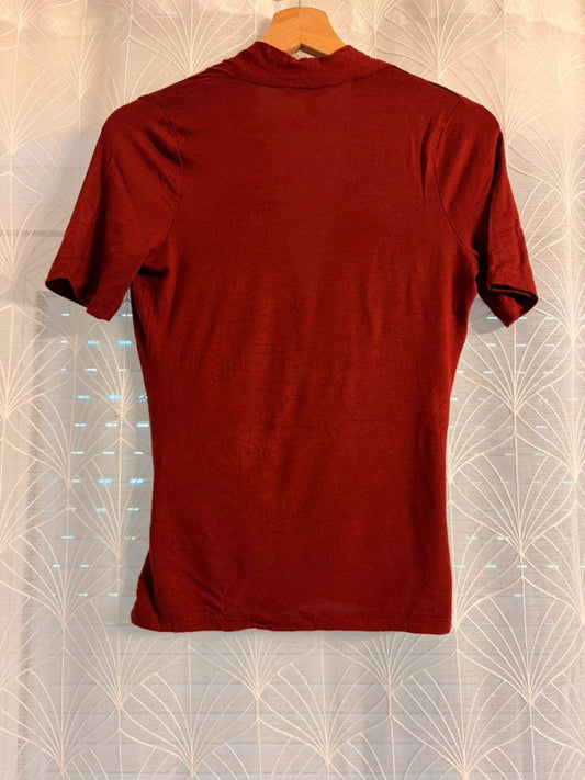 T-shirt rouge à manches courtes, vue arrière, vêtement d'occasion de qualité