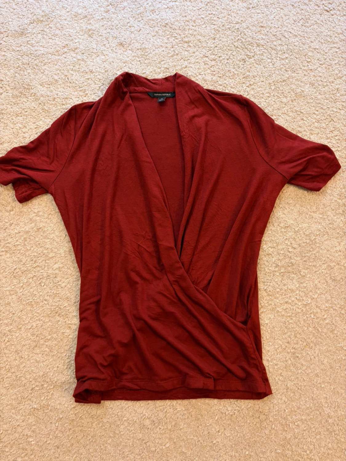 Blouse Banana Republic Col V Manches Courtes Bordeaux - Élégance Discrète