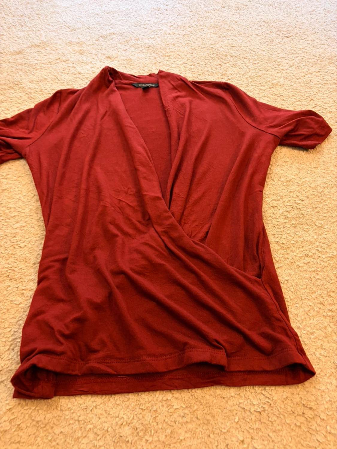 Blouse Banana Republic Col V Manches Courtes Bordeaux - Élégance Discrète