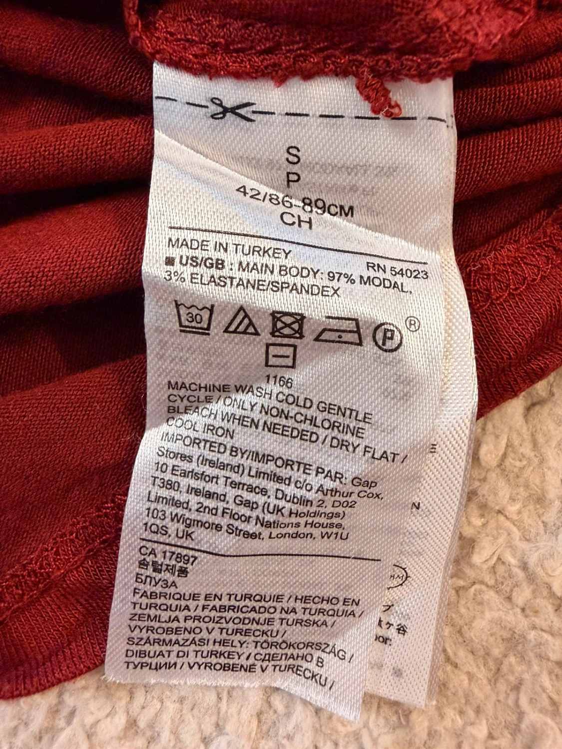 Blouse Banana Republic Col V Manches Courtes Bordeaux - Élégance Discrète