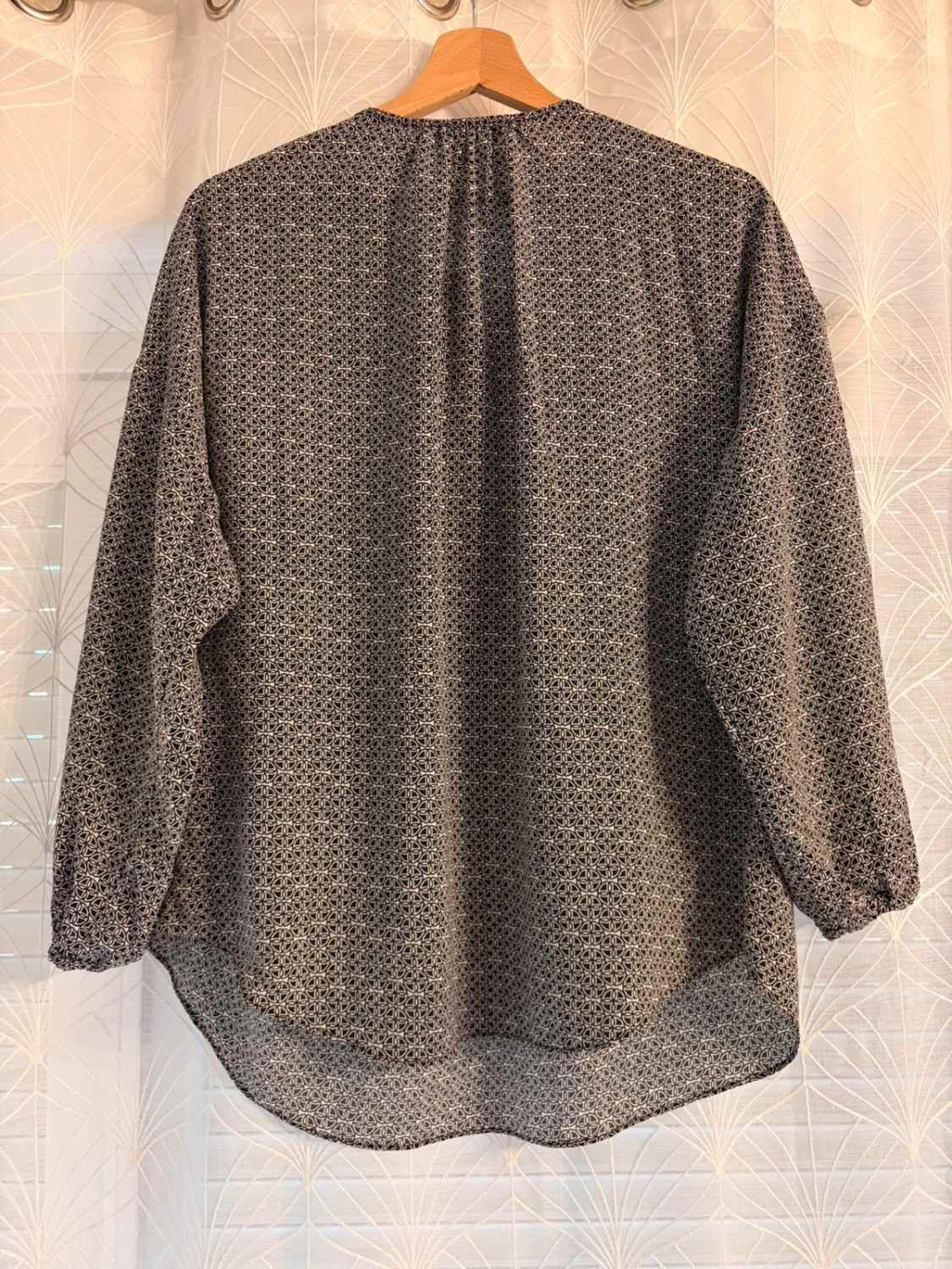 Blouse Banana Republic Noir/Blanc - Minimaliste & Polyvalente