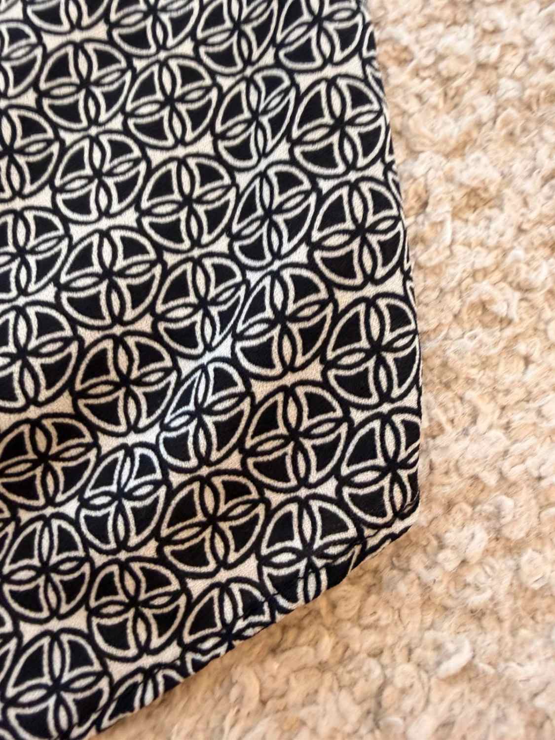 Blouse Banana Republic Noir/Blanc - Minimaliste & Polyvalente