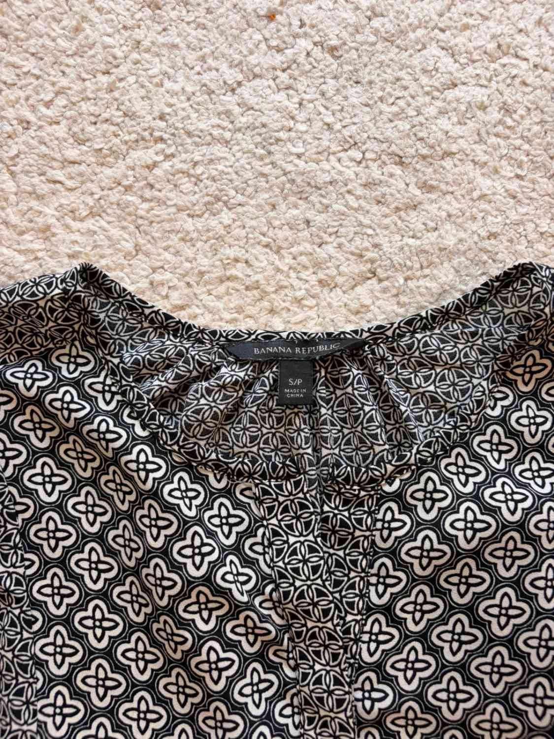 Blouse Banana Republic Noir/Blanc - Minimaliste & Polyvalente