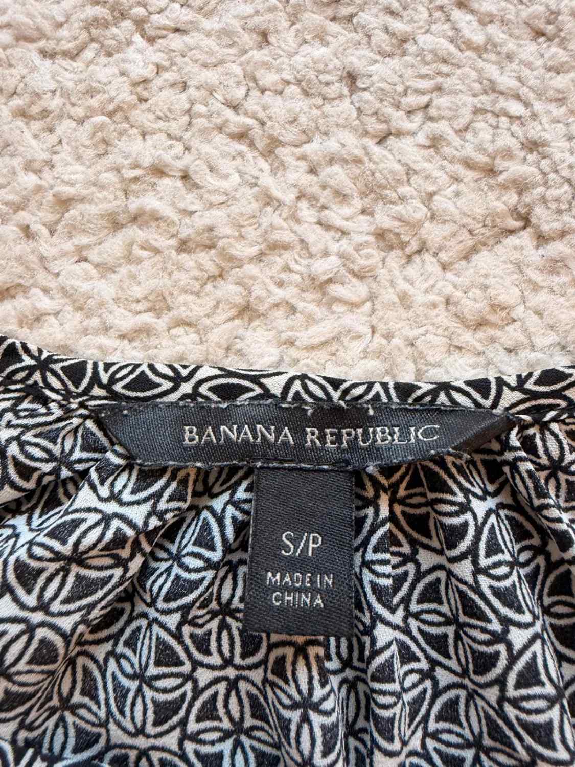 Blouse Banana Republic Noir/Blanc - Minimaliste & Polyvalente