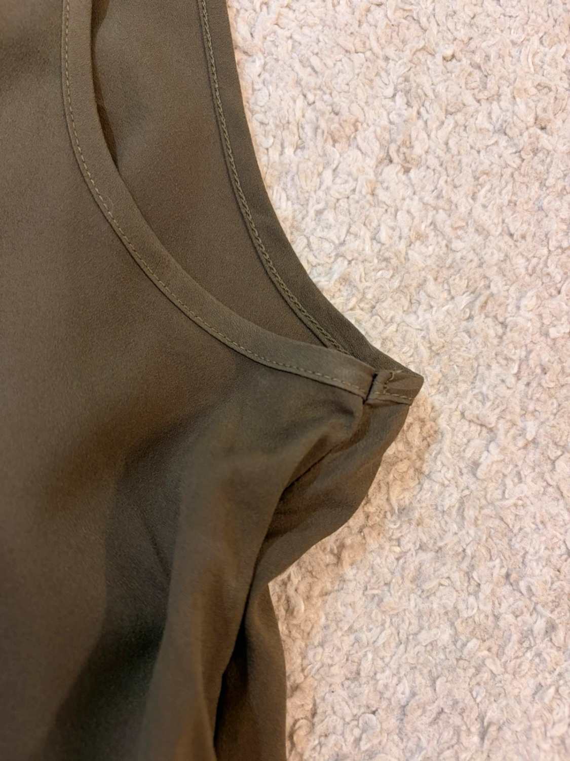 Blouse Banana Republic Sans Manches Kaki Lyocell - Écoresponsable & Élégante