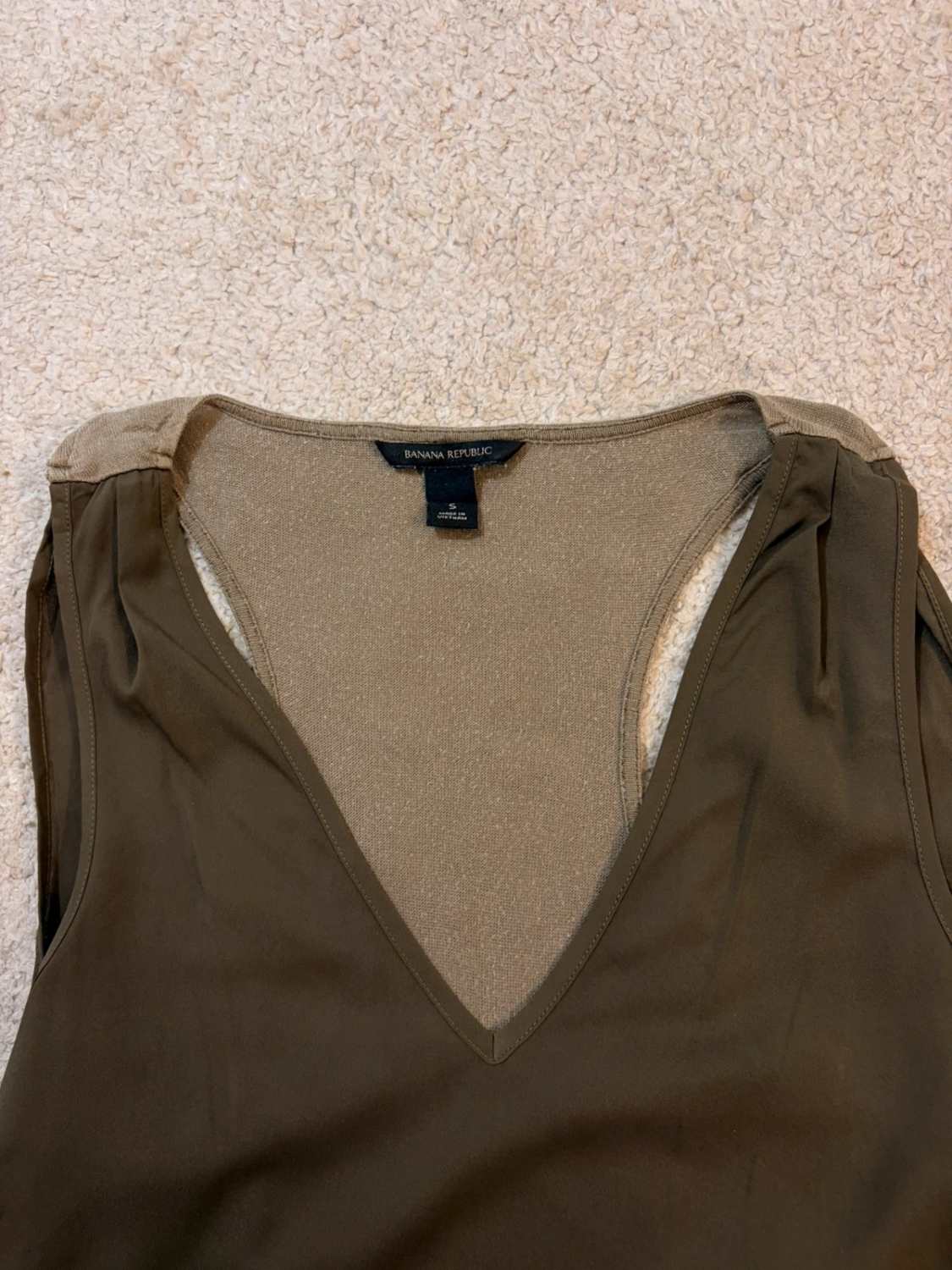 Blouse Banana Republic Sans Manches Kaki Lyocell - Écoresponsable & Élégante