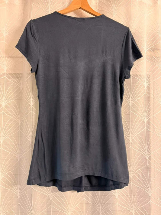 T-shirt gris foncé à manches courtes, dos avec ourlet asymétrique, suspendu sur cintre