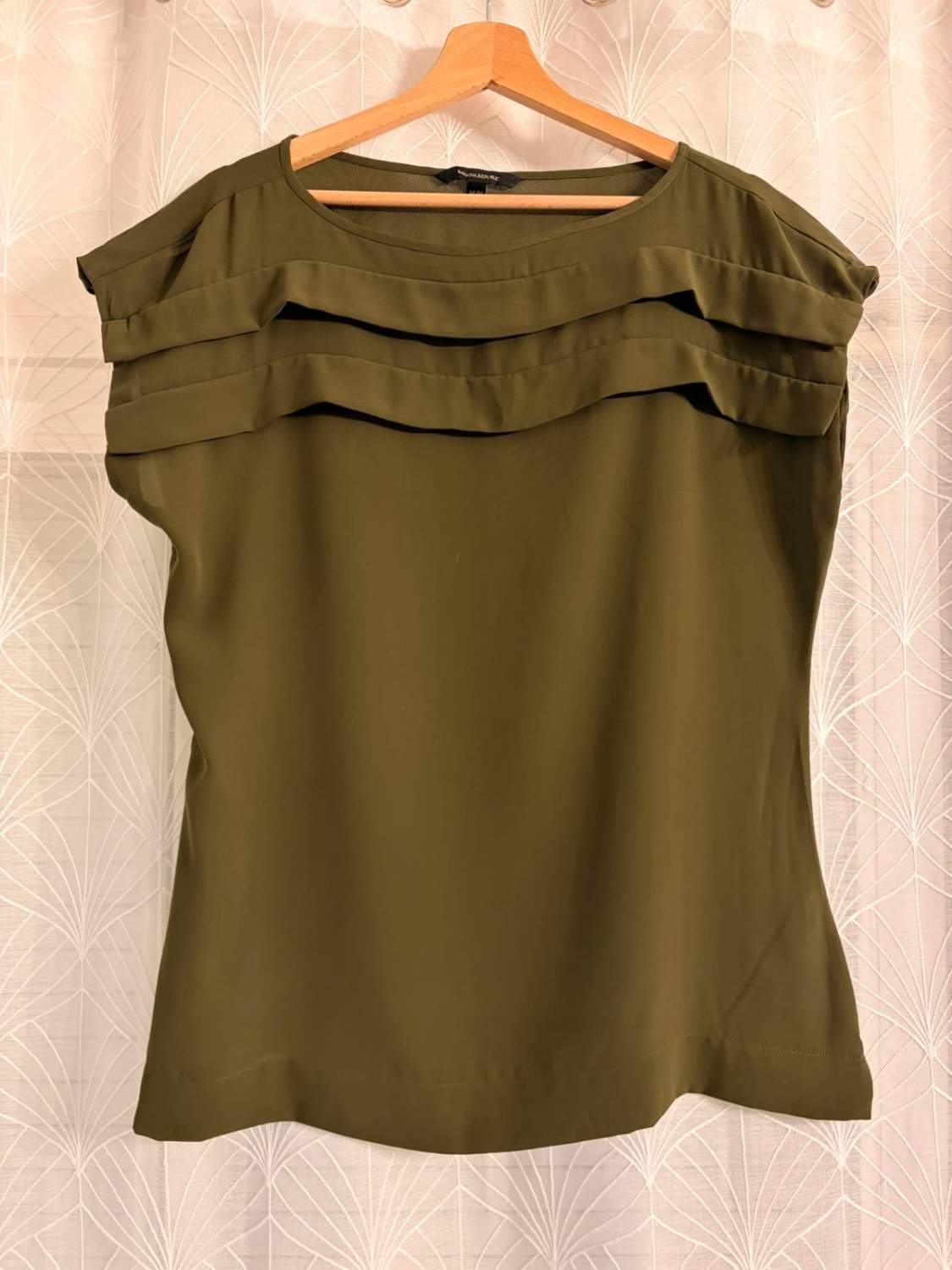 Blouse Banana Republic Sans Manches Kaki - Minimaliste & Structurée