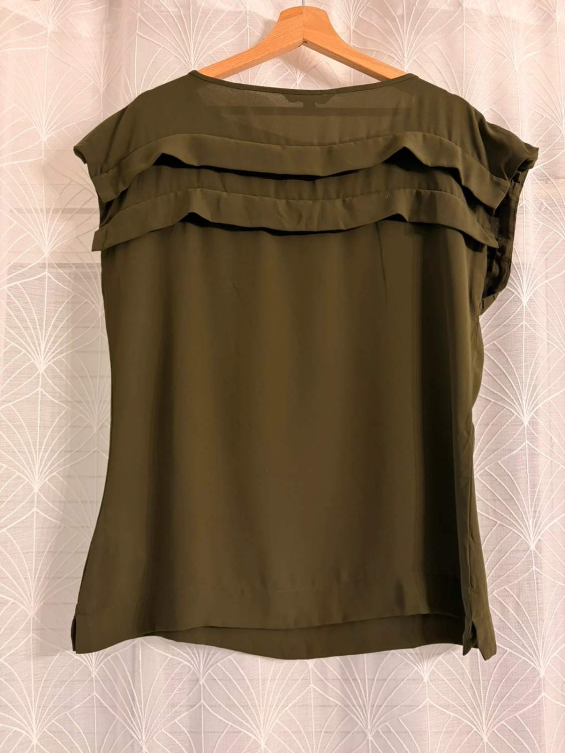 Blouse Banana Republic Sans Manches Kaki - Minimaliste & Structurée