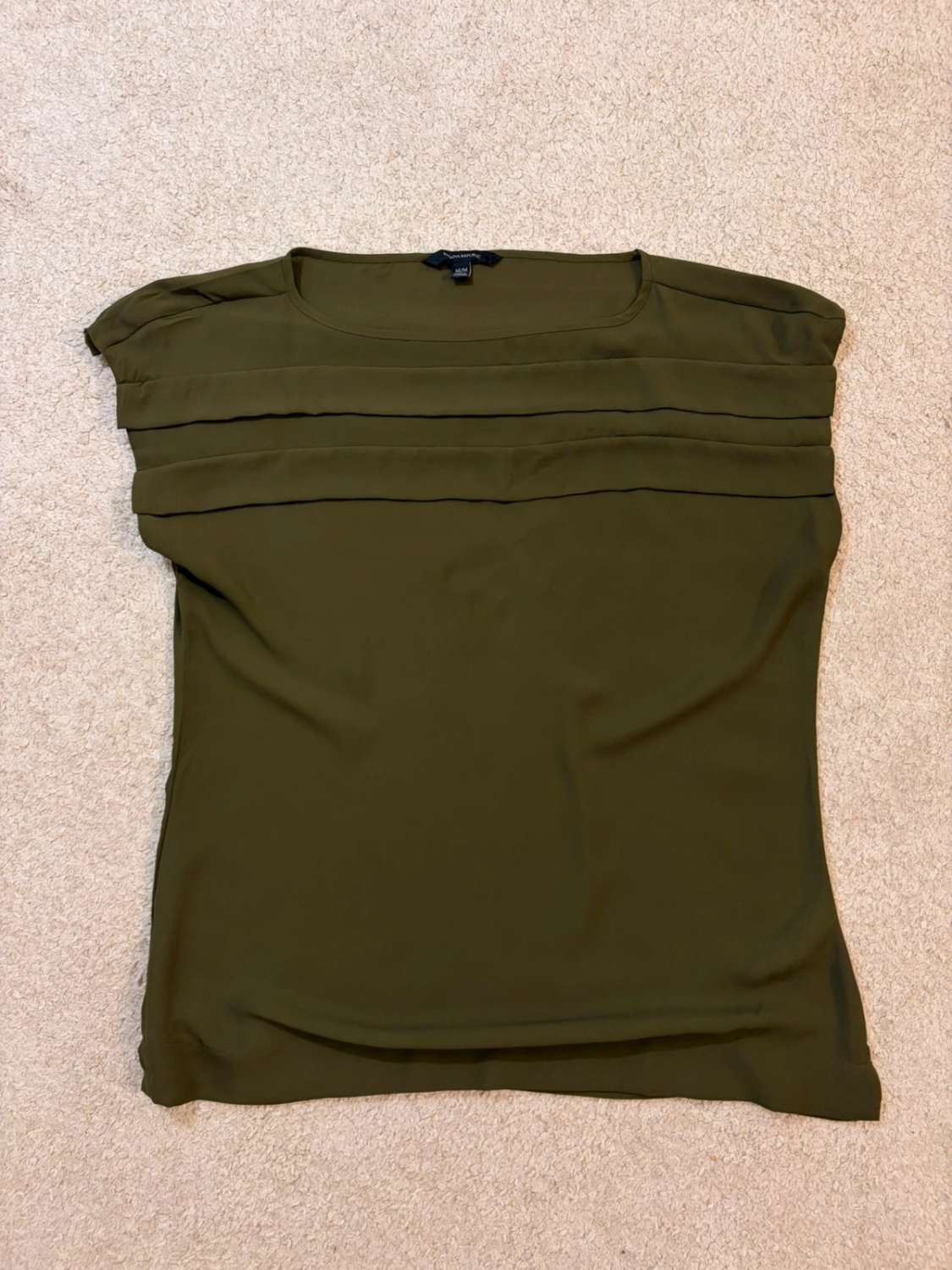 Blouse Banana Republic Sans Manches Kaki - Minimaliste & Structurée