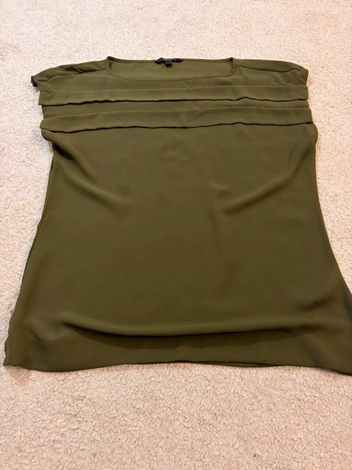 Blouse Banana Republic Sans Manches Kaki - Minimaliste & Structurée