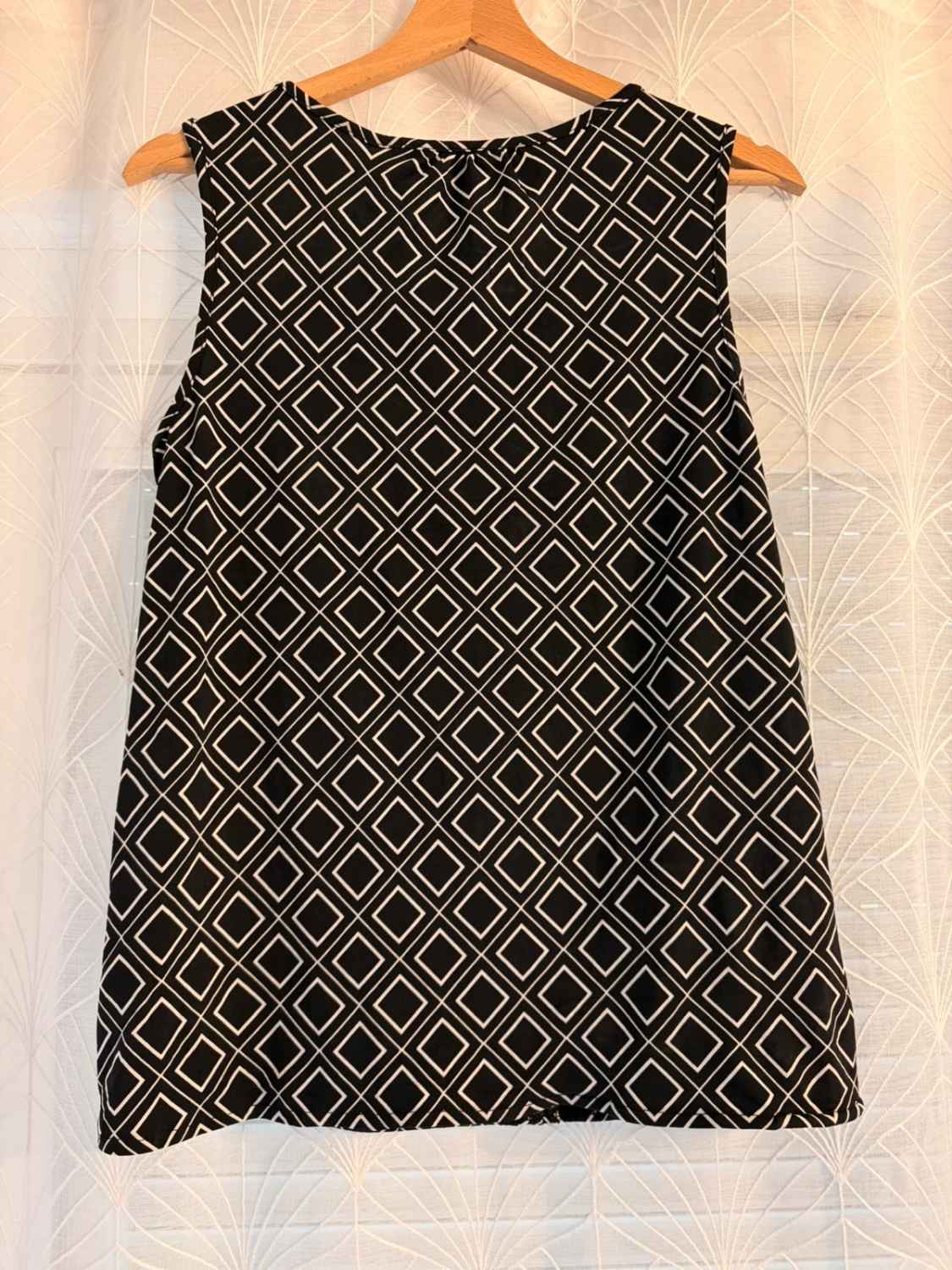 🤍 Blouse Banana Republic Sans Manches Noir/Blanc - Contraste & Élégance