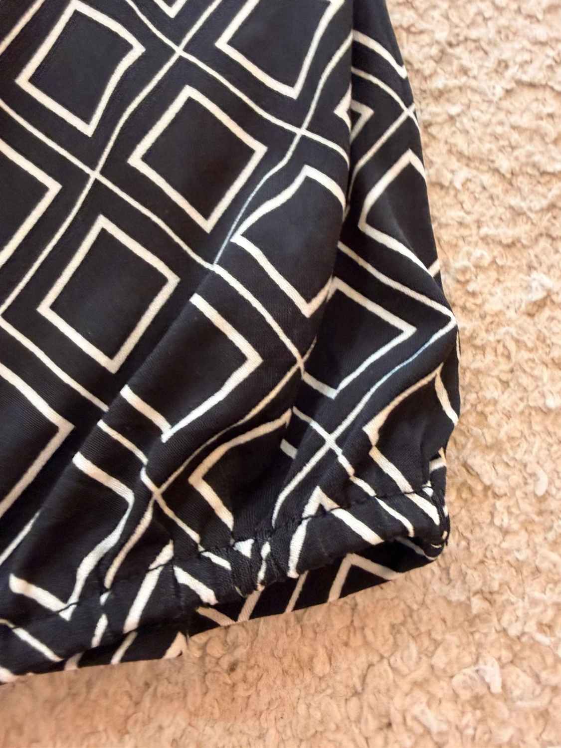 🤍 Blouse Banana Republic Sans Manches Noir/Blanc - Contraste & Élégance