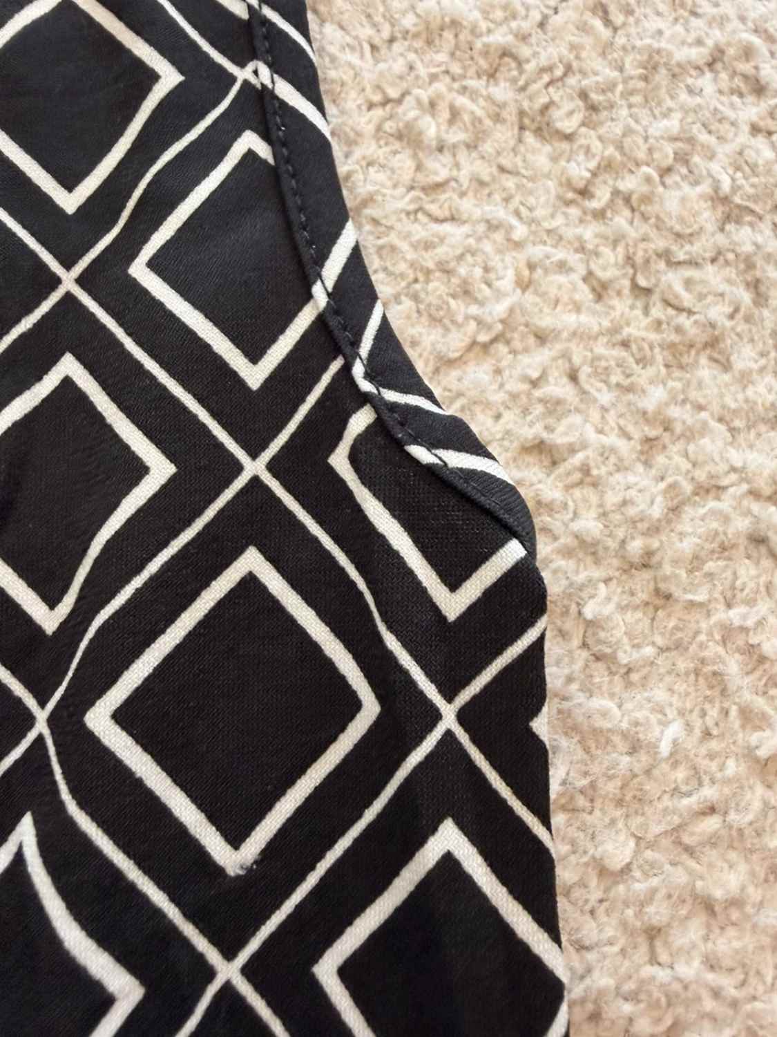 🤍 Blouse Banana Republic Sans Manches Noir/Blanc - Contraste & Élégance