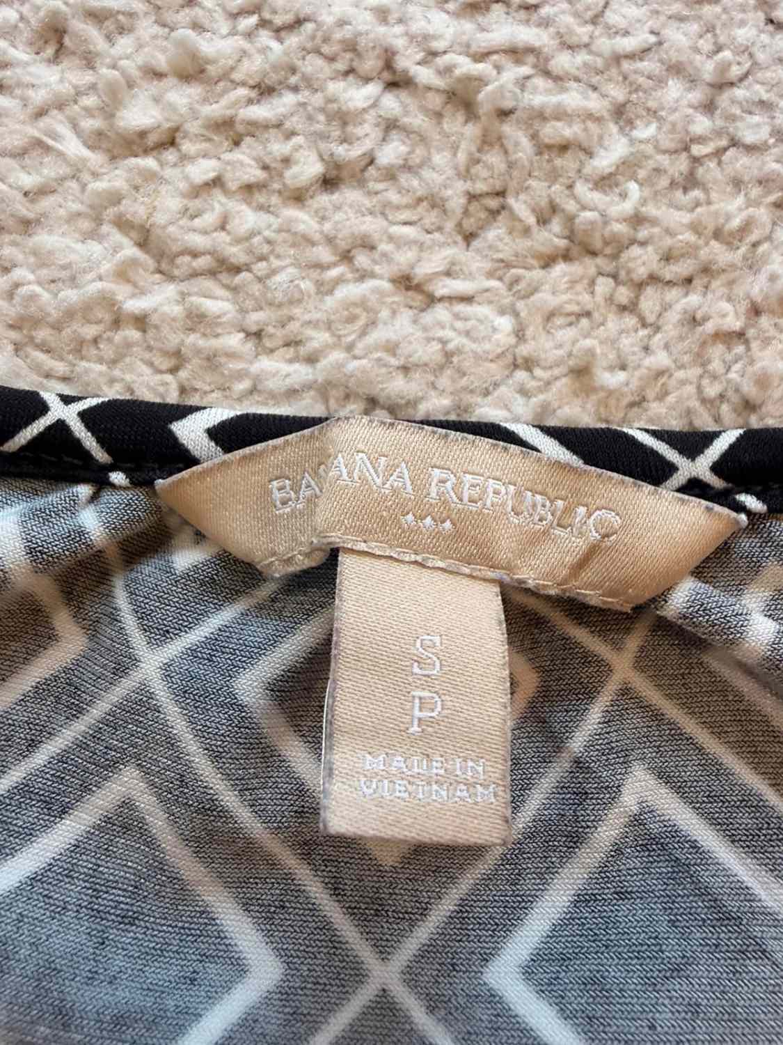 🤍 Blouse Banana Republic Sans Manches Noir/Blanc - Contraste & Élégance