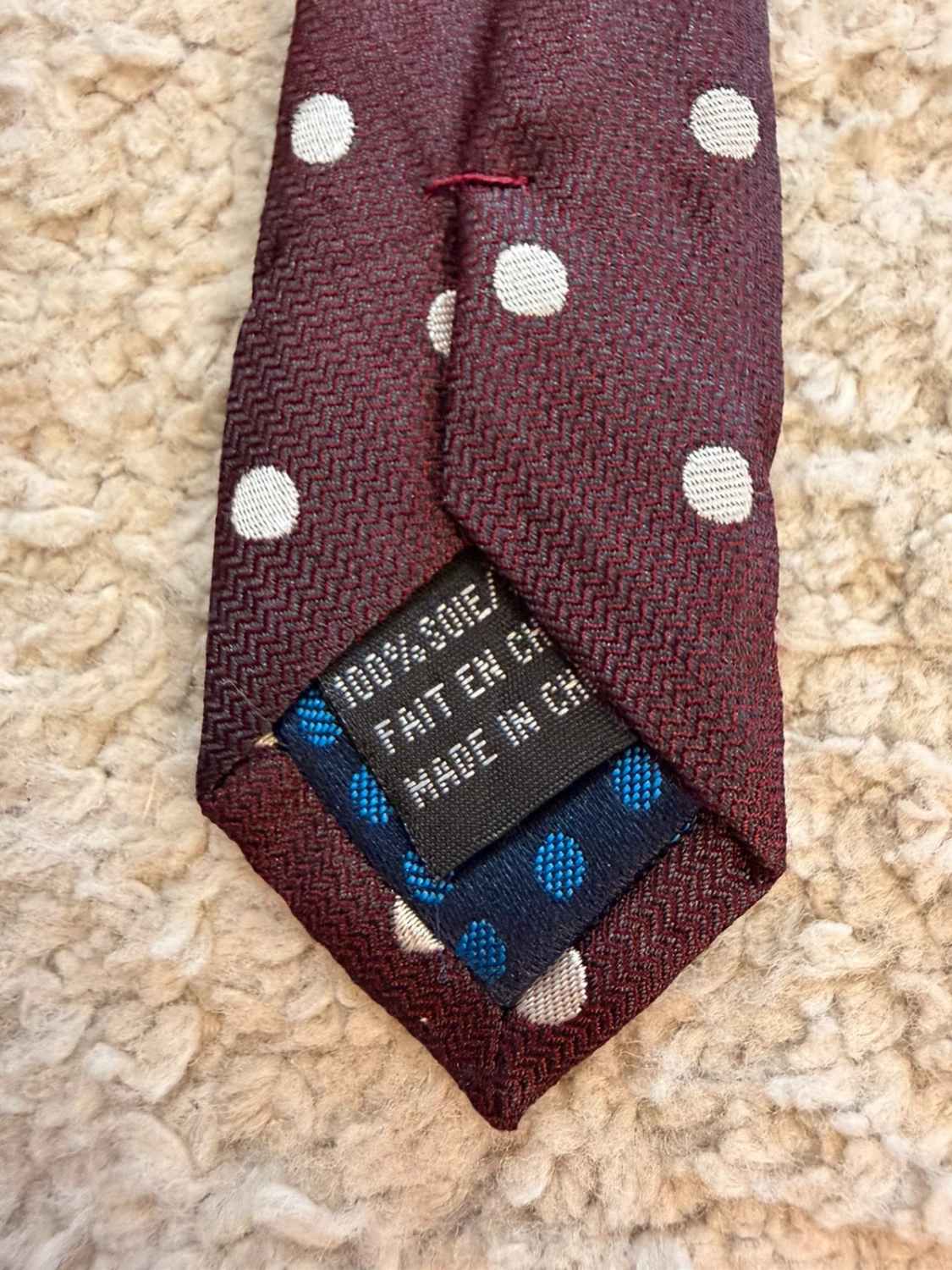 👔 Cravate Bordeaux a motif blanc