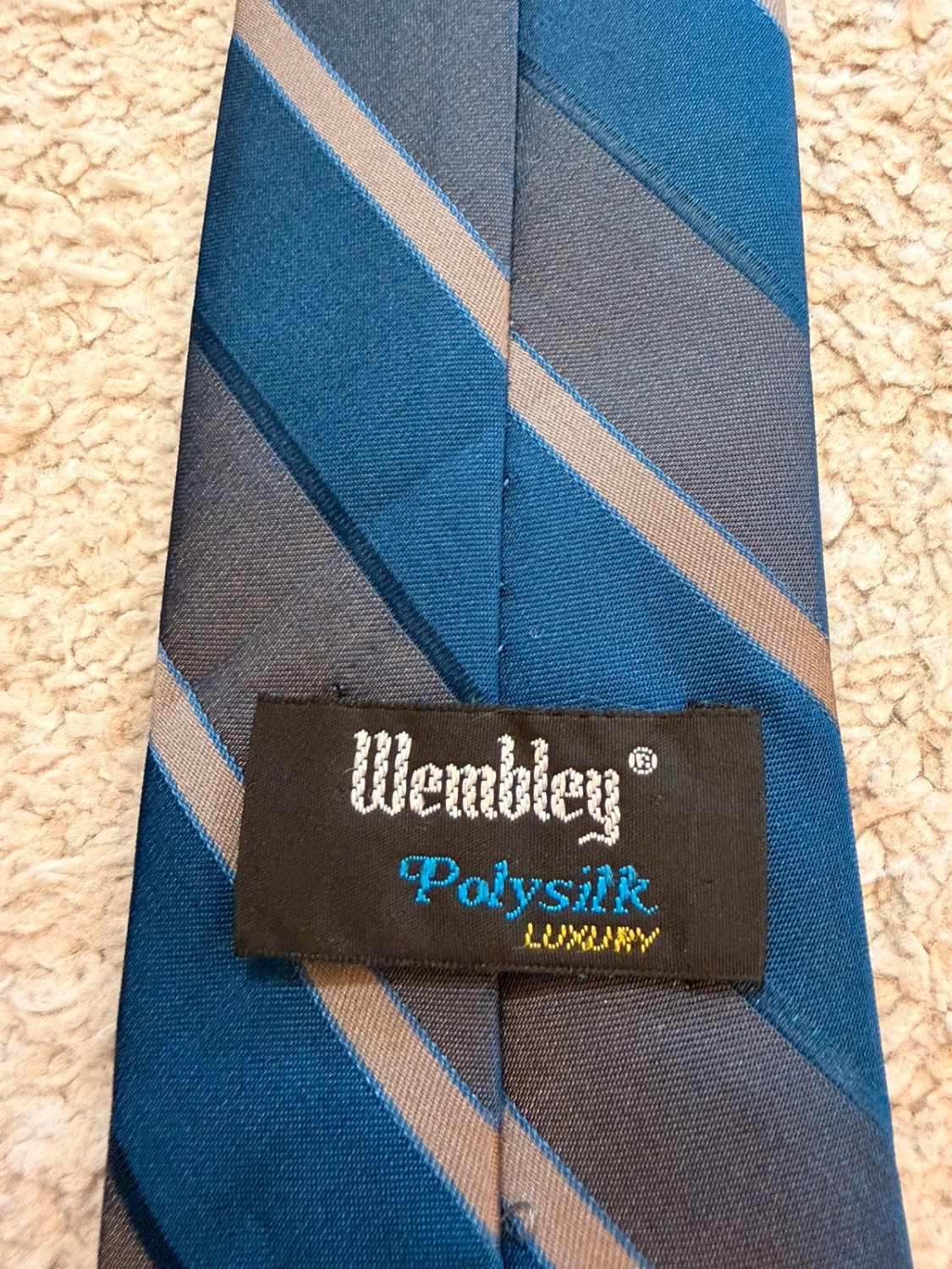 👔 Cravate Wembley - Rayures Bleu/Gris/Beige