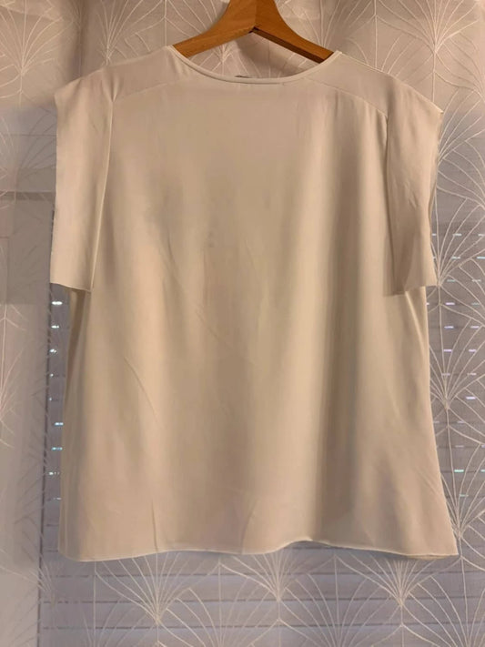 Blouse blanche manches courtes seconde main sur cintre, vêtement d'occasion mode féminine