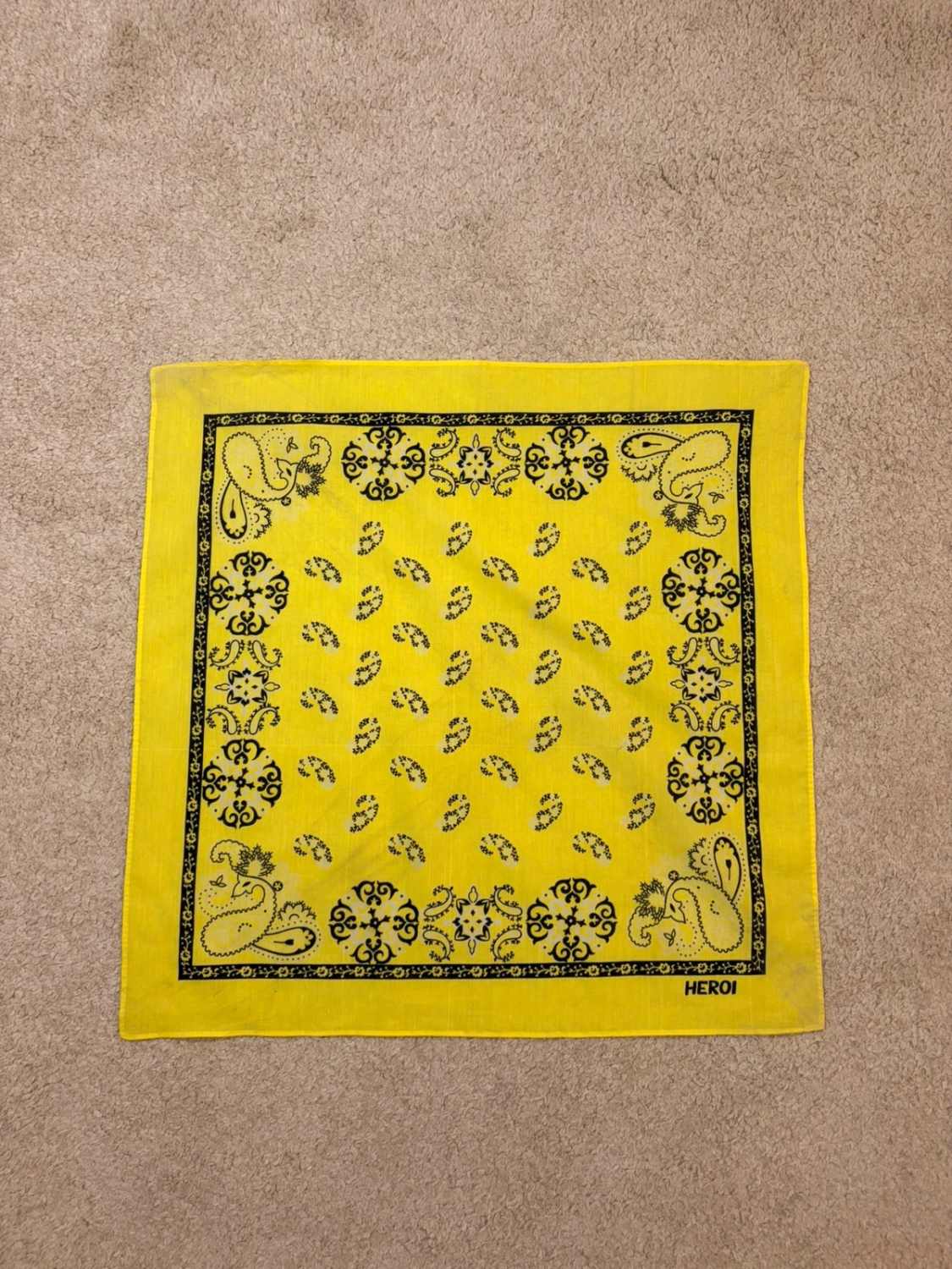 🧣 Bandana Heroi Jaune, Noir & Gris - 57x56 cm