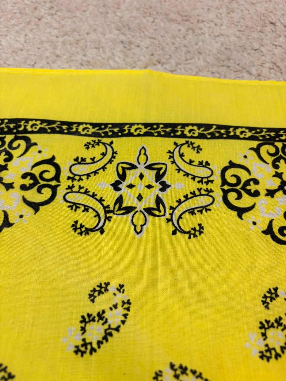🧣 Bandana Heroi Jaune, Noir & Gris - 57x56 cm