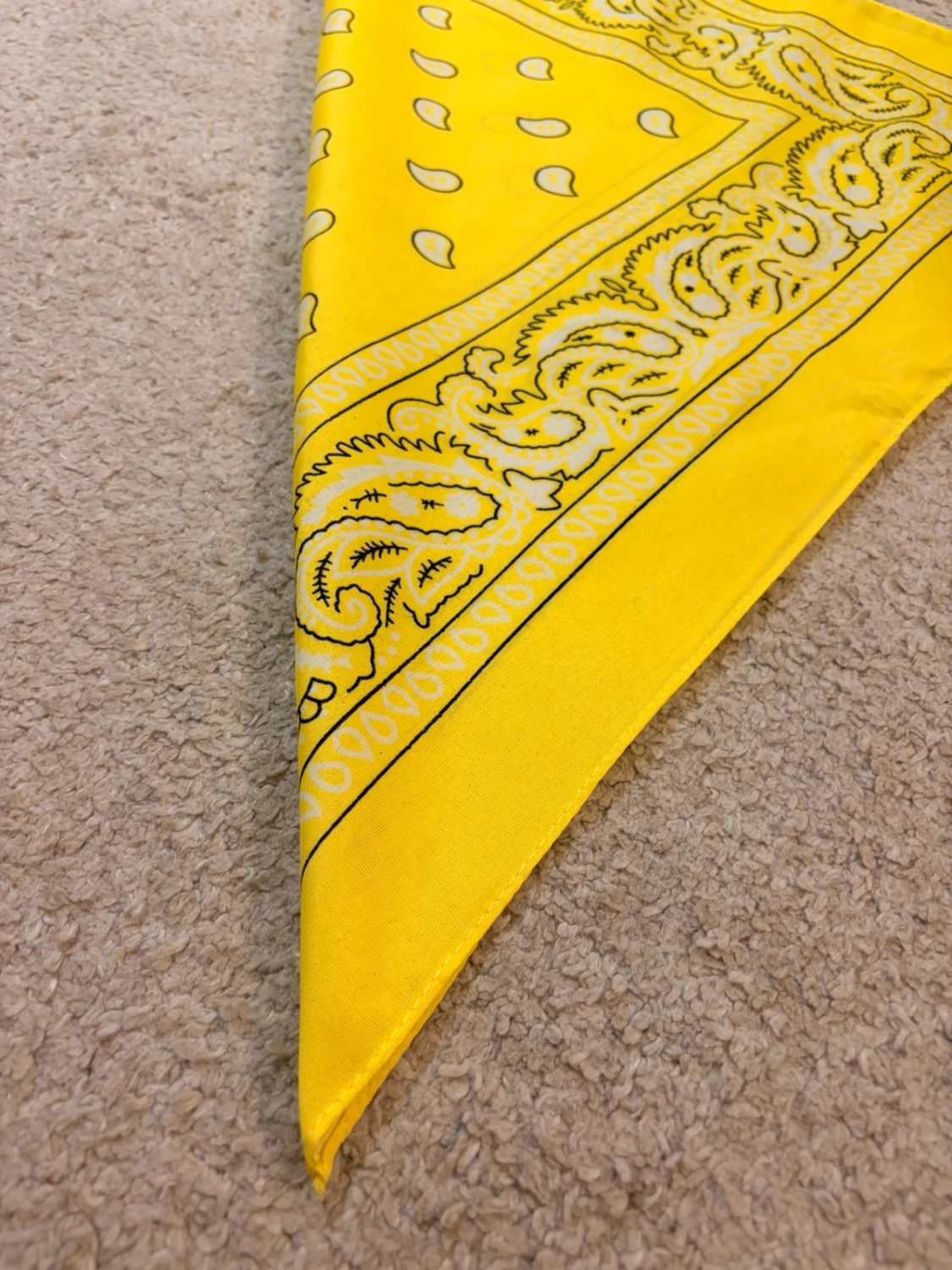 🧣 Bandana Jaune, Blanc & Noir - 54x55 cm